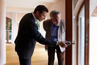 Die Rosenheim-Cops – Die Kommissare Hansen (Igor Jeftic, l.) und Stadler (Dieter Fischer, r.) begutachten mögliche Einbruchsspuren.