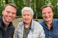 Elstners Reisen – Drehen seit acht Jahren „Elstners Reisen": Tierfilmer Christian Ehrlich, TV-Dino Frank Elstner und Zoodirektor Matthias Reinschmidt.