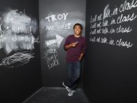 Community – (2. Staffel) - Nimmt an der Lerngruppe teil: Troy (Donald Glover), früherer High School Quarterback, der durch Abed das Nerd-Dasein entdeckt ...