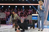 Quizduell - Olymp – Moderator Jörg Pilawa (M.) mit Kandidatinnen des Teams ”Topmodel": Kim Hnizdo (r.) und Sayana Ranjan (l.) beim Workout.
