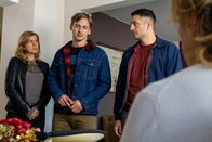 Der Staatsanwalt – Die Kommissare Kerstin Klar (Fiona Coors, l.) und Max Fischer (Max Hemmersdorfer, 2.v. r.) bringen den flüchtigen Mathias Ka?rcher (Timmi Trinks, 2.v.l.) zu Gudrun Fellbeck (Gaby Dohm, r.) zurück.