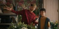 ECHT – Noah (Hauke Tài Hoàng) und sein Bruder Liam (Quang Anh Lê) helfen den Eltern in ihrem Blumenladen. Sie beobachten, wie sich ihr Vater überschwänglich bei seiner Frau entschuldigt und finden das peinlich.