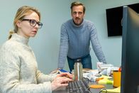 Der Alte – Nach dem Mord an seiner Kollegin Maren Heppner, versucht Jakob Zeppelin (Max von Thun) gemeinsam mit Redakteurin Sina Kramer (Teresa Rizos) herauszufinden, an welcher brisanten Story sie dran war.