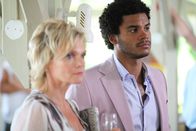 Death in Paradise – Dorothy Foster (Sharon Small) und Carlton Paris (Steven Cole) sind Gäste auf der Feier, auf der auch das Gemälde ausgestellt war. Bald schon wird ihr Leben eine drastische Wendung nehmen.