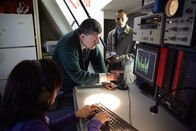 Mayday - Alarm im Cockpit – Ermittler, darunter Mohammed Aziz (gespielt von Hrant Alianak), hören den Cockpit-Voice-Recorder von Ethiopian Airlines Flug 409 ab und versuchen herauszufinden, was die 737 am 25. Januar 2010 vor der libanesischen Küste ins Meer stürzen ließ.