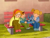 Lauras Stern – Max (Mi.) hat seinen sprechenden Vogel Maiky mit gebracht.