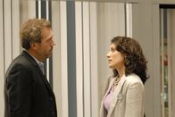 Dr. House – Eine berühmte Promi-Fotografin erleidet einen Schlaganfall. Da die Frau zudem schwanger ist, landet sie als Patientin bei Dr. House (Hugh Laurie). Der Mediziner stellt fest, dass das ungeborene Baby der Frau nicht lebensfähig ist und rät zu einer Abtreibung. Doch unterstützt von Cuddy (Lisa Edelstein) entscheidet sich die Frau dagegen und fordert Houses Unterstützung bei einer äußerst riskanten Operation.