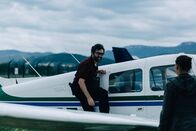 They Were Ten – Mathieu (Mathieu Demy) und Baptista (Wendy Nieto) machen sich per Flugzeug auf den Weg zu der Insel, auf der sie Nina vermuten.