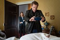 Wilsberg – Jemand hat Seminarteilnehmerin Sophie Lowitz (Julia E. Lenska) ein blutiges Messer in ihr Kopfkissen gerammt. Overbeck (Roland Jankowsky) ist sogleich vor Ort und inspiziert den Tatort.