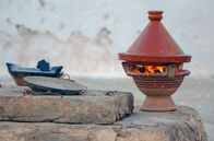 Zu Tisch ... – Auf dem Gasherd geht es zwar schneller - aber mit Holzkohle schmeckt alles viel intensiver.