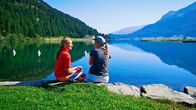 Wunderschön! – Morgens ist der Silvaplanersee noch spiegelglatt. Aber ab mittags weht hier der Malojawind, erfährt Tamina Kallert von der Surflehrerin Sarah Missiaen (r).