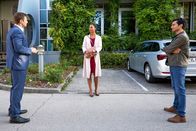Die Rosenheim-Cops – Die Kommissare Hansen (Igor Jeftic, l.) und Kaya (Baran Hêvî, r.) befragen Elsa König (Araba Walton, M.) zu den Auswanderungsplänen ihres Ex-Mannes.