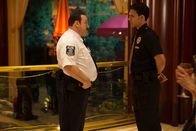 Der Kaufhaus Cop 2 – Paul Blart (Kevin James, l.) macht Ramos (Geovanni Gopradi) klar, mit wem er es zu tun hat.