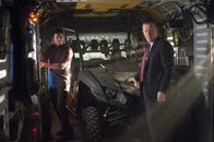 Scorpion – Müssen dem CIA helfen, ein Flugzeug in der Area 51 zu finden: Walter (Elyes Gabel, l.), Cabe (Robert Patrick, r.) und das restliche Scorpion Team ...