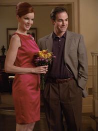 Desperate Housewives – Bree (Marcia Cross, l.) weigert sich, Rex nach seinem Herzinfarkt wieder zu Hause aufzunehmen, doch ihre Kinder bestehen darauf. Da beschließt sie, trotzdem ein eigenes Leben zu führen und verabredet sich mit dem Apotheker George (Roger Bart, r.) zum Abendessen ...