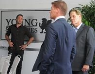 Hawaii Five-0 – Was hat Robert Young (Doug Savant, M.) mit dem Mord an Brooke Waiakea zu tun? Steve (Alex O'Loughlin, l.) und Privatdetektiv Harry Brown (William Forsythe, r.) versuchen alles, um dies herauszufinden ...