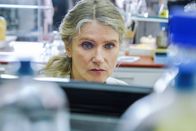 Der Schwarm – Dr. Katharina Lehmann (Barbara Sukowa) hat neue Informationen über das auf den Shetland-Inseln gefundene Methaneis bekommen.
