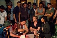 Alibi.com – Wegen eines "geborgten" Tieres sind Grégory (Philippe Lacheau, 2.v. vorne r.) und Cynthia (Nawell Madani, vorne r.) bei einem kleinen Zirkus in Ungnade gefallen.