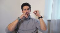 Einstein – Einstein Besser Atmen gegen Stress Tobias Müller hält sich ein Nasenloch zu.
