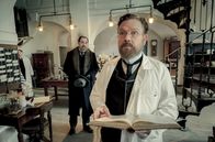 Charité – Klinikdirektor Spinola (Thomas Loibl, l.) versucht Robert Koch (Justus von Dohnanyi, r.) davon zu überzeugen, am Kaiserempfang mitzuwirken.