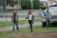 Colossal – L-R: Joel (Austin Stowell), Gloria (Anne Hathaway), Oscar (Jason Sudeikis)