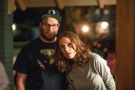 Bad Neighbors – Zunächst versuchen Kelly (Rose Byrne) und Mac (Seth Rogen) den neuen Nachbarn friedlich bei zu biegen, dass die junge Familie ihre Nachtruhe benötigt.