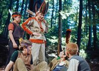 Die 6 Kummerbuben – Die 6 Kummerbuben Indianerlis: Heinz Hiltbrunner als Freddy, Daniel Ruch als Joggi (stehend), Rest (sitzend) unbekannt