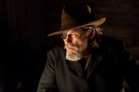 True Grit – Als Mattie einen skrupellosen Rächer sucht, landet sie zwangsläufig bei dem abgebrühten Marshall Rooster Cogburn (Jeff Bridges). Denn der fackelt nicht lange, wenn ihm ein Gangster vor die Flinte läuft ...