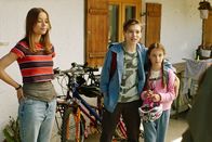 Frühling – Frühling – Das Geheimnis vom Rabenkopf Die Geschwister haben ein Geheimnis: Lisa Junick als Marlie Biller, Finlay Niclas Hartinger als Mike, Mia Steinbach als Emma Biller Copyright: SRF/ZDF/Arvid Uhlig