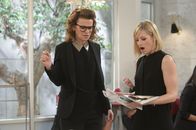 2 Broke Girls – Joedth (Sandra Bernhard, l.) und Caroline (Beth Behrs, r.) machen eine erschreckende Entdeckung ...