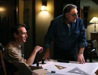 Numb3rs - Die Logik des Verbrechens – Während Don an einem neuen Fall arbeitet, plant Alan (Judd Hirsch, r.) mit Professor Waldie (Bill Nye, l.) die Umrüstung des Heizkessels ....