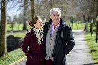 Sturm der Liebe – André (Joachim Lätsch, r.) macht seinem Ärger über Werner, bei Melli (Bojana Golenac, l.) Luft.