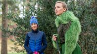Killing Eve – Auf einem schottischen Golfplatz haben Villanelle (Jodie Comer, r.) und Dasha (Harriet Walter, l.) ihr nächstes Ziel identifiziert. Der Plan, ihr Opfer in einen Hinterhalt zu locken, nimmt jedoch eine unerwartete Wendung.
