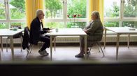 7 Tage ... – SWR Fernsehen 7 TAGE...UNTER DEPRESSIVEN Uhr. Reporter Heiko Wirtz-Walter im Gespräch mit einer depressiven Patientin in der Station P 11 in Klingenmünster.