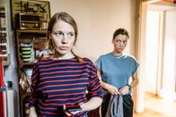 Marie Brand – Gwen Tauber (Anna Brüggemann, links) und Jule Bundinger (Vivien König, rechts) überlegen wie sie sich weiter verhalten sollen.