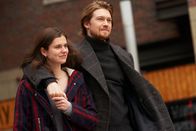 Conversations with Friends – Zwischen Frances (Alison Oliver) und Nick (Joe Alwyn) scheint alles wieder besser zu laufen. Doch das ändert sich plötzlich auf einen Schlag.