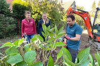 Unser Gartenglück – v.l. Gartenbloggerin Uta Grünwald, Sabine Tächl und Gartenbaumeister Mehmet Gürenc beschneiden eine Hortensie.