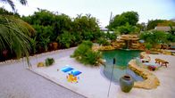 Die Beckenbauer - Pools der Superlative – Urlaubs-Feeling im eigenen Garten: Kim und Manny Martinez möchten Sand zwischen ihren Zehen spüren. Das Ehepaar lebt in Sarasota und wünscht sich einen Salzwasserpool. Lucas Congdon und seine Profi-Handwerker entwerfen für ihre Kunden eine Hinterhof-Oase mit Kokospalmen und eigenem Strand. Ein Wasserfall übertönt die Motorengeräusche vom nahe gelegenen Flughafen, und während Kim und Manny in der Hängematte Margaritas schlürfen, können sie sich mit karibischer Musik berieseln lassen. Denn in den Blumentöpfen sind Lautsprecher eingebaut.
