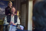 Danni Lowinski – August von Grün erwartet Danni (Annette Frier, l.) zu Hause mit einer Überraschung: Er hat es geschafft, Kurt (Axel Siefer, r.) aus dem Gefängnis zu holen und damit bei Danni extra zu punkten ...