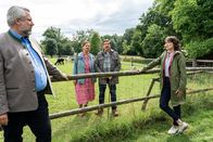 Die Rosenheim-Cops – Die Kommissare Stadler (Dieter Fischer, l.) und Andresen (Sophie Melbinger, r.) befragen das Ehepaar Nerlinger Annegret (Eva Wittenzellner, 2.v.l.) und Hartmut (Georg Veitl, 2.v.r.), die auf dem Hof des Verstorbenen eine Alpakafarm betreiben.