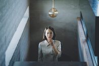 Parasite – Yeon-kyo (Cho Yeo Jeong) hat keine Vorstellung davon, was in ihrem Haus vor sich geht.