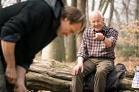 In aller Freundschaft – Bei einer Wanderung findet Otto Stein (Rolf Becker, re.) eine Stelle, an der er angeblich als Kind einen Schatz verbuddelt hat. Er drückt seinem Sohn Martin Stein (Bernhard Bettermann, li.) eine Schaufel in die Hand und er soll anfangen zu graben. Martin ist sich nicht ganz sicher, ob er seinen Vater noch ernst nehmen kann. Niemals wird er hier einen Schatz finden.