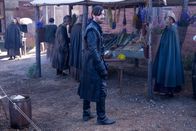 Salem – Isaac (Iddo Goldberg) versucht, in Salem wenigstens für ein wenig Gerechtigkeit zu sorgen, nicht ahnend, dass die Anzahl der vertrauenswürdigen Menschen in Salem bereits drastisch gesunken ist ...
