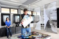 Der Bergdoktor – Martin (Hans Sigl, r.) vermutet, dass die Chemikalien in Toms Studio mit seiner Erkrankung zu tun haben könnten. Für Lena (Pia Baresch, l.) ist das nur eine weitere vage Vermutung.