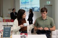 SOKO Stuttgart – Der Schock sitzt tief: Eine Stuttgarter Stadtführerin ist bei einer ihrer Touren vergiftet worden. Marc Freund (Vinzenz Wagner) ist von dem Tod der Kollegin bestürzt. Seine Mutter Angelika Freund (Oda Thormeyer), die Leiterin des Touristenzentrums, findet tröstende Worte.