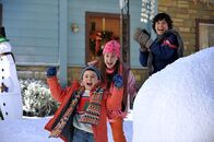 The Middle – Auch zu Weihnachten hört für Brick (Atticus Shaffer, vorne), Sue (Eden Sher, M.) und Axl (Charlie McDermott, hinten) der Streit mit den Nachbarskindern nicht auf ...
