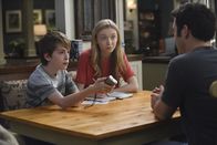 The Grinder - immer im Recht – Ethan (Connor Kalopsis, l.) und Lizzie (Hana Hayes, M.) interviewen ihren Vater Stewart (Fred Savage, r.) über den bevorstehenden Prozess, der die Zukunft der Kanzlei beeinflussen könnte und stellen sich als pfiffige Journalisten heraus ...