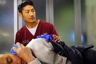 Chicago Med – Er behandelt einen Bekannten: Brian Tee als Dr. Ethan Choi.