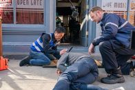 9-1-1 Notruf L.A. – Howie "Chimney" Han (Kenneth Choi, l.); Eli Cobb (Mac Brandt, r.)