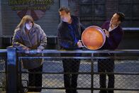 Männerwirtschaft – (v.l.n.r.) Patty (Penny Marshall); Oscar Madison (Matthew Perry); Felix Unger (Thomas Lennon)